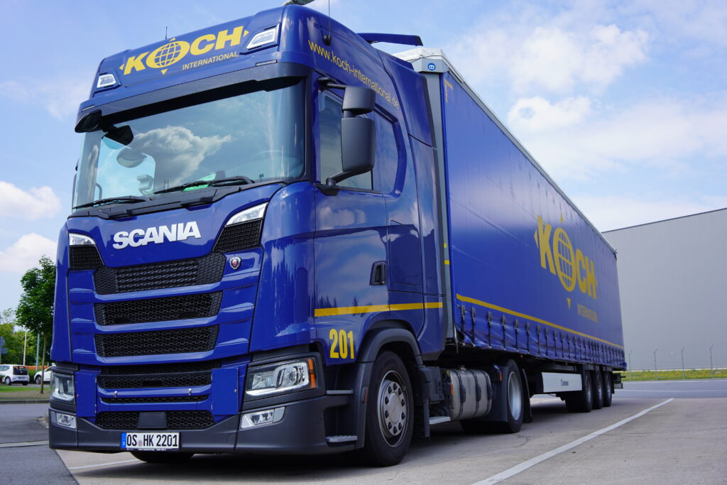 Blauer LKW von Koch International