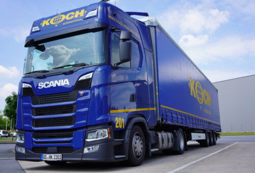 Blauer LKW von Koch International