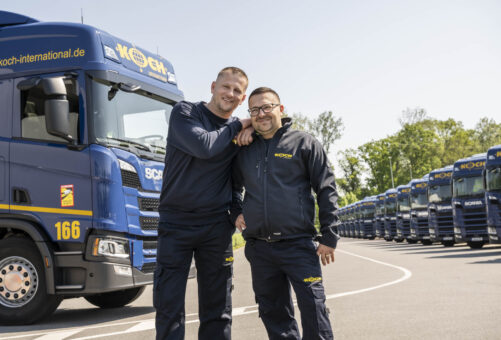 Zwei LKW Fahrer mit LKW im Hintergrund