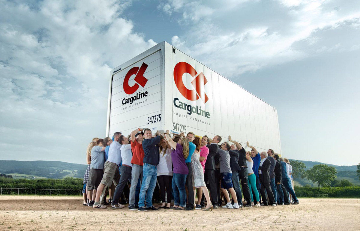 Viele Menschen halten gemeinsam Cargoline Container