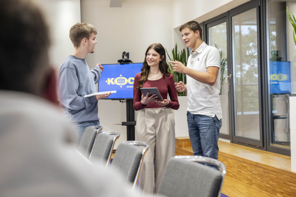 Azubis im Besprechungsraum