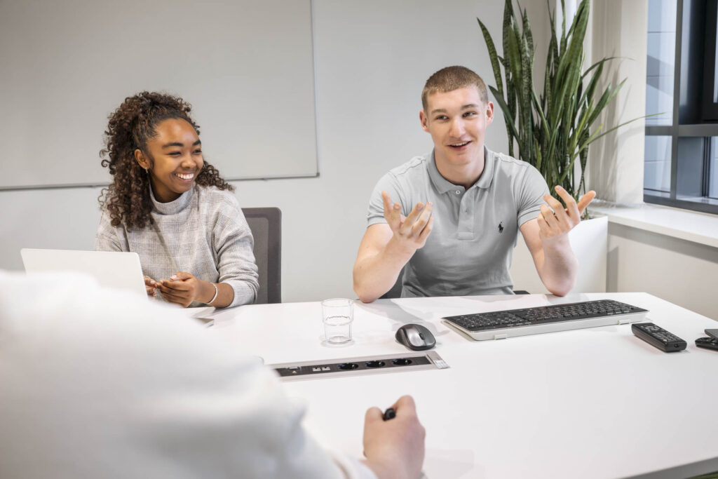 Mitarbeiter im Besprechungsraum