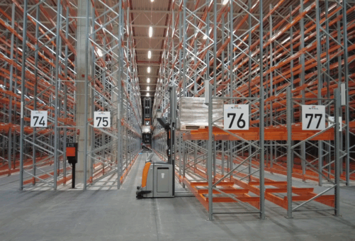 Lage mit Gabelstapler