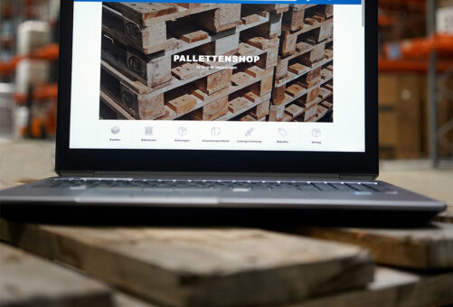 Ein Laptop auf Paletten