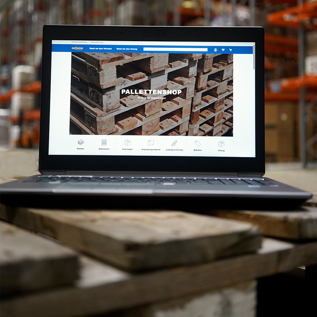 Ein Laptop auf Paletten