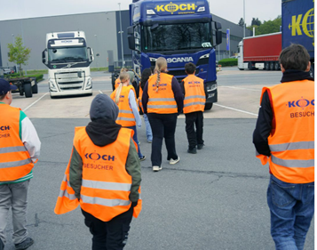 Kinder vor einem LKW